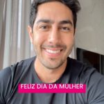 Jonathan Nemer Instagram - MULHER: adjetivo, substantivo, verbo. Geografia, geometria, química, física, artes. Só a Mulher é capaz de ser definida de tantas formas. Mulher é elogio, é nome próprio. Mulher é um país. Tem a geografia interessantíssima, não importando a geometria das regiões. Mulher é tubo de ensaio. As reações químicas que diferem uma da outra. Umas com efeito surpreendente, explodem, espantam. Outras, tímidas, apenas mudam de cor. Mulher é física. Foi o motivo da língua de fora de Einsten. A velocidade com que faz as coisas, enxerga os detalhes, pensa no que vai almoçar, ou vestir nos próximos dias, é muito mais interessante que saber qual horário que o trem e o carro vão se encontrar no ponto A ou ponto B. Mulher é arte, é artista. Cantoras de chuveiro são dignas de Emmy. Atrizes no relacionamento, com todo charme e drama que fazem são dignas de Oscar. Nos fazem rir, nos fazem chorar, nos fazem pensar... Apenas a Mulher pode ser definida de tantas formas. Tudo que vemos, vemos mulher. Vemos seu toque, sua cor, seu conflito, confusão (não se ofendam, admitam). É um dia especial. É um pecado não ser feriado. É um pecado e crime. Pecado e crime maior, seria não poder falar o que vocês representam para nós... ESTOU PERDOADO, ESTOU ABSOLVIDO!!! FALEI!!! E ainda é pouco para o que merecem. Feliz Dia Internacional da Mulher. Sem vocês não teríamos nem nascido. Parabéns e Obrigado. By Jonathan Nemer