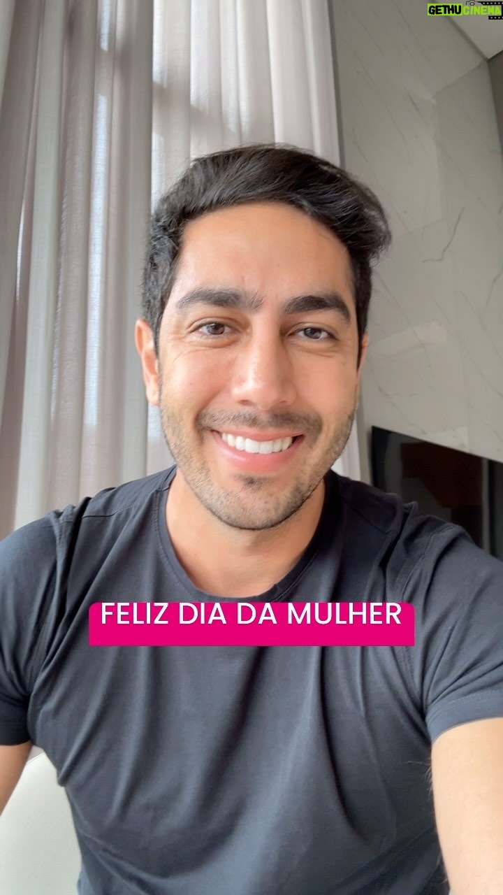Jonathan Nemer Instagram - MULHER: adjetivo, substantivo, verbo. Geografia, geometria, química, física, artes. Só a Mulher é capaz de ser definida de tantas formas. Mulher é elogio, é nome próprio. Mulher é um país. Tem a geografia interessantíssima, não importando a geometria das regiões. Mulher é tubo de ensaio. As reações químicas que diferem uma da outra. Umas com efeito surpreendente, explodem, espantam. Outras, tímidas, apenas mudam de cor. Mulher é física. Foi o motivo da língua de fora de Einsten. A velocidade com que faz as coisas, enxerga os detalhes, pensa no que vai almoçar, ou vestir nos próximos dias, é muito mais interessante que saber qual horário que o trem e o carro vão se encontrar no ponto A ou ponto B. Mulher é arte, é artista. Cantoras de chuveiro são dignas de Emmy. Atrizes no relacionamento, com todo charme e drama que fazem são dignas de Oscar. Nos fazem rir, nos fazem chorar, nos fazem pensar... Apenas a Mulher pode ser definida de tantas formas. Tudo que vemos, vemos mulher. Vemos seu toque, sua cor, seu conflito, confusão (não se ofendam, admitam). É um dia especial. É um pecado não ser feriado. É um pecado e crime. Pecado e crime maior, seria não poder falar o que vocês representam para nós... ESTOU PERDOADO, ESTOU ABSOLVIDO!!! FALEI!!! E ainda é pouco para o que merecem. Feliz Dia Internacional da Mulher. Sem vocês não teríamos nem nascido. Parabéns e Obrigado. By Jonathan Nemer