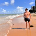Jonathan Nemer Instagram - Praia de Boa Viagem… toda vez que eu venho pra Recife, todos me alertam: CUIDADO COM O TUBARÃO. Acho uma preocupação exagerada. Venho do interior de SP… local onde temos cachorros, gatos, capivaras, cavalos, porcos e outros animais nas ruas. Acham mesmo que vou ter medo de Tubarão? A propósito… alguém arrisca dizer o que eu vi na última foto? 😱🦈😂 e por fim… 1, 2 ou 3? PRÓXIMOS SHOWS: 22/04 Recife/PE 23/04 São Luis/MA 24/04 Campinas/SP 30/04 Lisboa/PORTUGAL 01/05 Porto/PORTUGAL 05/05 Dublin/IRLANDA 14/05 Ipatinga/MG 15/05 Governador Valadares/MG 16/05 Uberlândia/MG 17/05 Betim/MG 18/05 Belo Horizonte/MG 20/05 Mauá/SP 21/05 Santos/SP 22/05 Barueri/SP 31/05 Montreal/CANADÁ 03/06 Toronto/CANADÁ 05/06 Vancouver/CANADÁ 09/06 Calgary/CANADÁ 12/06 Brasília/DF 13/06 Goiânia/GO 14/06 Jataí/GO 16/06 São José dos Campos/SP 17/06 São José do Rio Preto/SP 18/06 Araçatuba/SP 19/06 Rio de Janeiro/RJ 20/06 Natal/RN 24/06 Londrina/PR 25/06 Maringá/PR 26/06 Ponta Grossa/PR 27/06 Curitiba/PR 29/06 Itajaí/SC 30/06 São José/SC 01/07 Joinville/SC 02/07 Porto Alegre/RS 03/07 Umuarama/PR 04/07 Cascavel/PR 05/07 Foz do Iguaçu/PR 10/07 Rondonópolis/MT 11/07 Cuiabá/MT 12/07 Porto Velho/RO 13/07 Manaus/AM INGRESSOS: jonathannemer.com.br