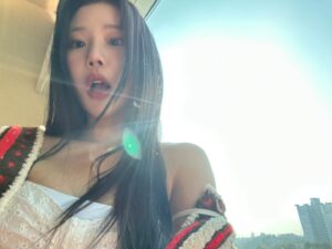 JooE Instagram - 오랜만에 셀카에오
11월 시작이 좋아오 ☀️🌷