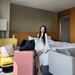 JooE Instagram - #광고 오랜만에 느끼는 힐링🪽 은은한 가을핑크 담은 19디그리 캐리어와 부드러운 가죽의 조지카 토드백 함께하니 더더 완벽✨🩷 #Tumi #Tumikr #TUMIGEORGICA #TUMI19D hi