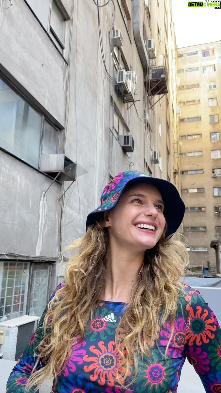 Josefina Montan茅 Instagram - Amando la colaboraci贸n de FARM Rio con @adidascl 馃挄 Casi se me vuela el gorro!!! 馃ぃ #creadoconadidas