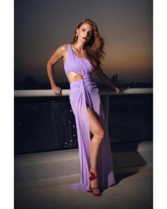 Josefina Montané Instagram - Vestir los diseños de mi hermana @andreamontanenovias es un orgullo. Toda mi admiración 🙌🏻 MUA @franklinathos primisima Fotos @simonpaisthomas Joyas/aros @vargasbayer Color pelo @rodrirocks Team ✨ @versusmanagement @sheratonscl @premioscaleuches