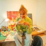 Josefina Montané Instagram - #ad Un día magnífico, es un día en que puedo tomarme el tiempo para pintar por hoooras. Si es con un Gin & Tonic, mejor. #magnificamenteTanqueray @tanqueraygin #menoresniunagota