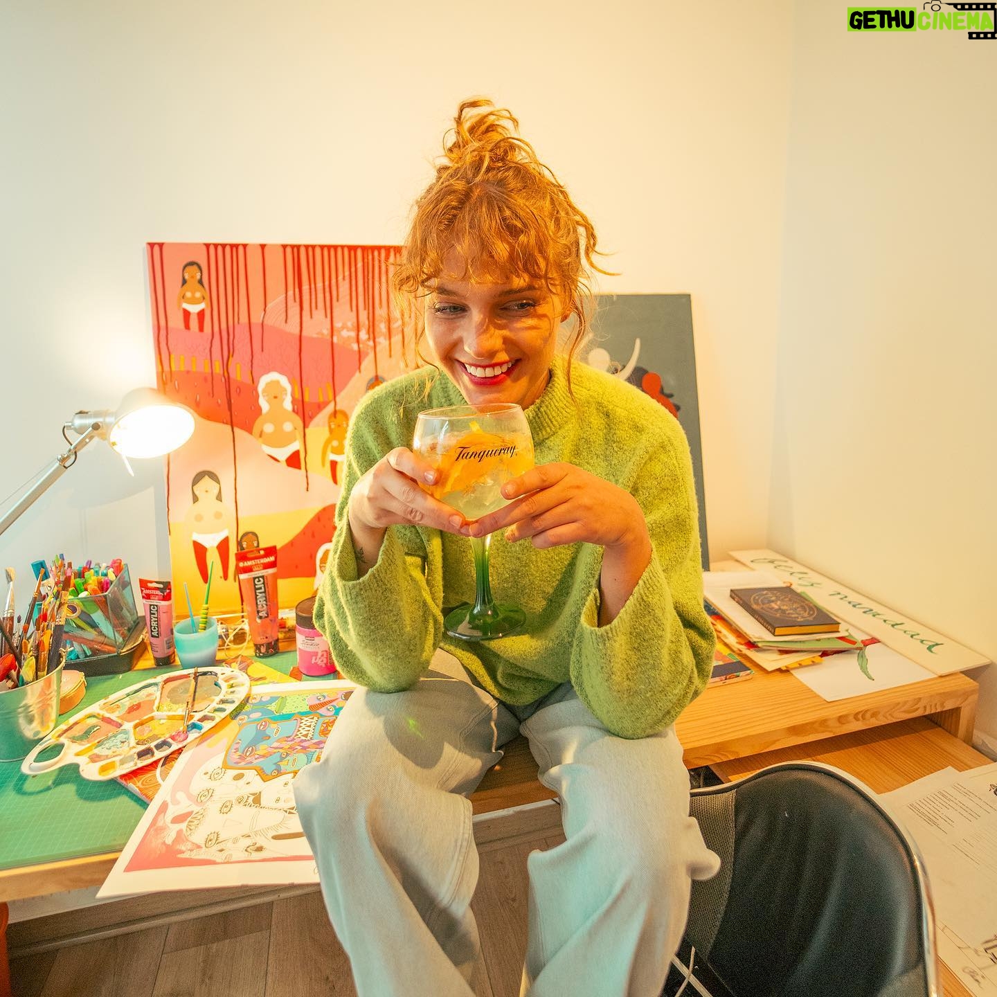 Josefina Montané Instagram - #ad Un día magnífico, es un día en que puedo tomarme el tiempo para pintar por hoooras. Si es con un Gin & Tonic, mejor. #magnificamenteTanqueray @tanqueraygin #menoresniunagota