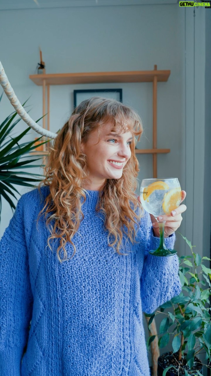 Josefina Montané Instagram - #Ad 💚 Tu día es magnífico 💚 Pintar 👩🎨 plantitas🪴 tinto 🐾 maquillaje 💄 y mi @tanqueraygin #MagnificamenteTanqueray #Menoresniunagota