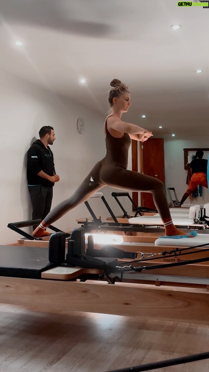 Josefina Montané Instagram - Equilibrio•Respirar En @aramo_pilates Profe @ejproman
