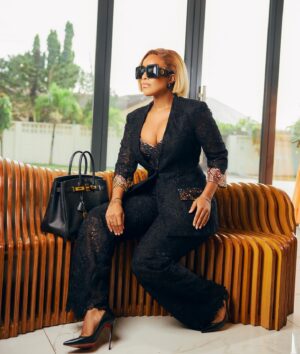 Joselyn Dumas Instagram - Manifesting a good year and beyond 🖤🖤 #steadyinmylane