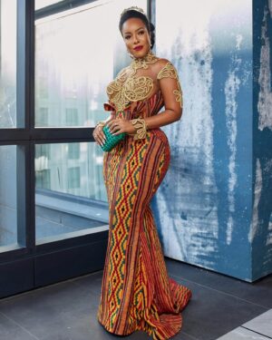 Joselyn Dumas Instagram - Represented culture in a Baroque infused kente gown❤️💛💚 #Regencyera #bridgertonseason3 #naijaonnetflix 

Dress @pistisgh 
Stylist @kelvincentgh 
Kente @goba_kente 
Crown @velmasaccessories
Hair @redgingerforhair 
Makeup @zamazondomakeupartistry_
Photographer @mmadond