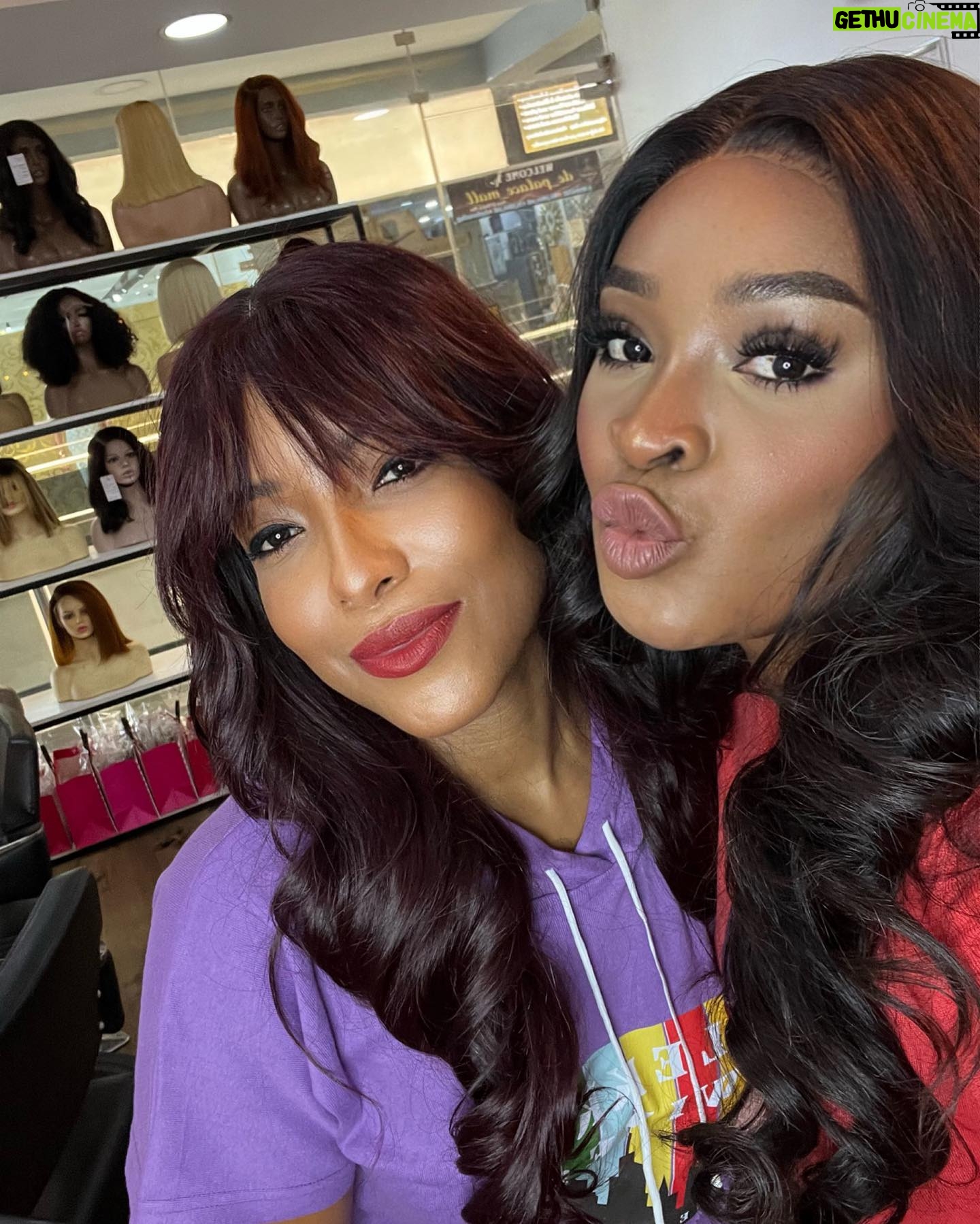 Joselyn Dumas Instagram - When you are excited to meet your favorite hair vendor for the first time 💃🏽💃🏽@cmhairbyhills you are so beautiful 😍