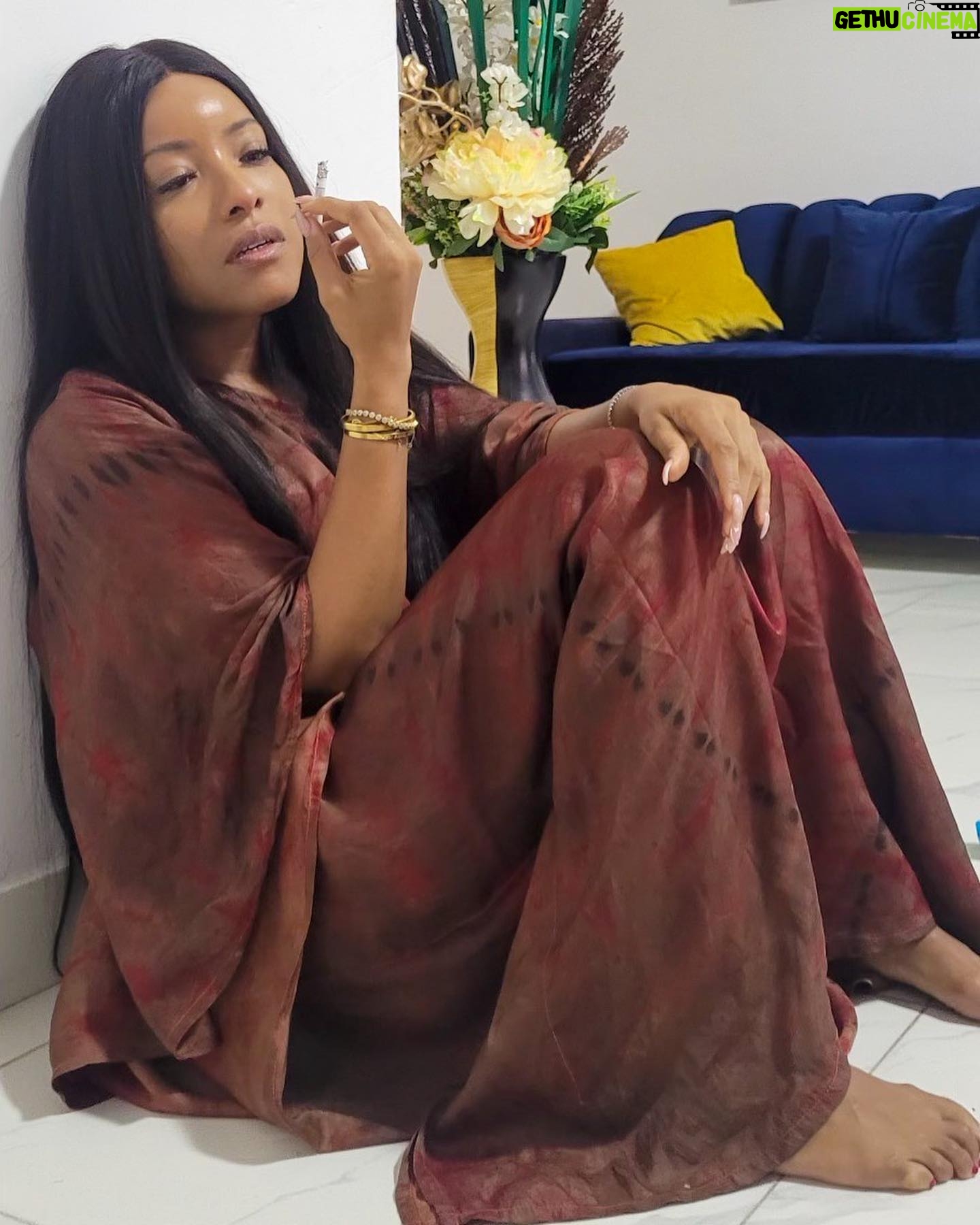 Joselyn Dumas Instagram - Aisha is going through it … #Characterisation #Actor 😏#LekkiWivesTheReunion is coming 🎥 🎬