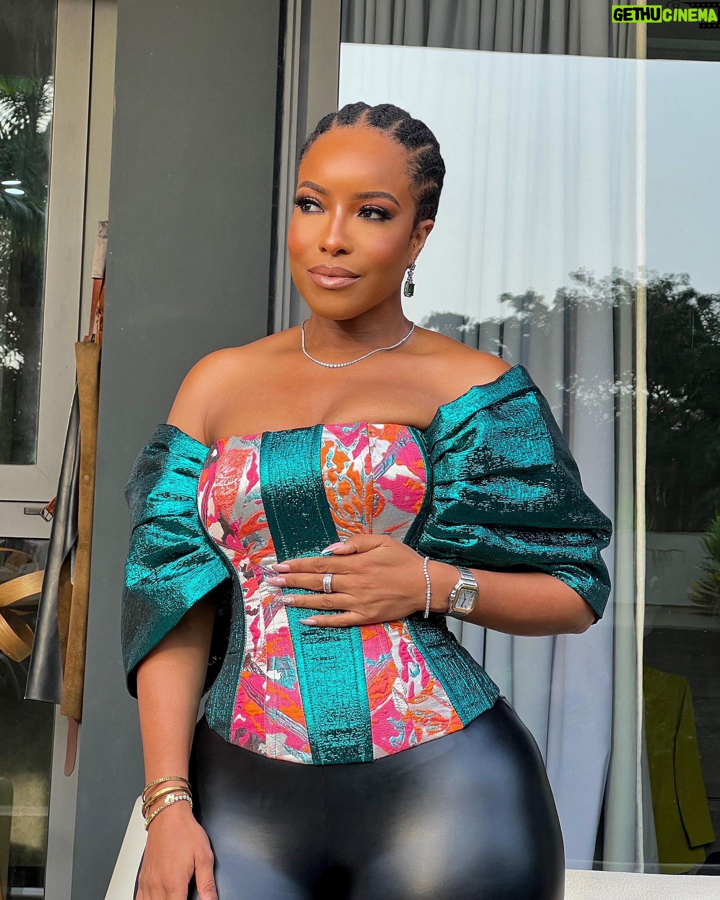 Joselyn Dumas Instagram - …So I was supposed to show up like this but ended up wearing the wig. PICK YOUR FAV… WIG or CORNROWS ?? 😅 Top designed by: @shebybena 🎶 into the future by #stonebwoy , no copyright infringement intended.