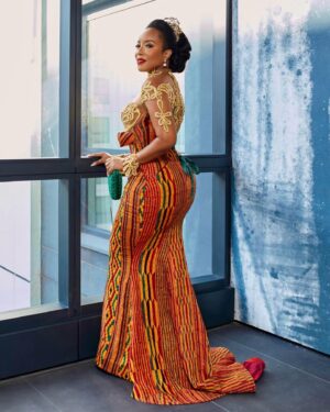 Joselyn Dumas Instagram - Represented culture in a Baroque infused kente gown❤️💛💚 #Regencyera #bridgertonseason3 #naijaonnetflix 

Dress @pistisgh 
Stylist @kelvincentgh 
Kente @goba_kente 
Crown @velmasaccessories
Hair @redgingerforhair 
Makeup @zamazondomakeupartistry_
Photographer @mmadond