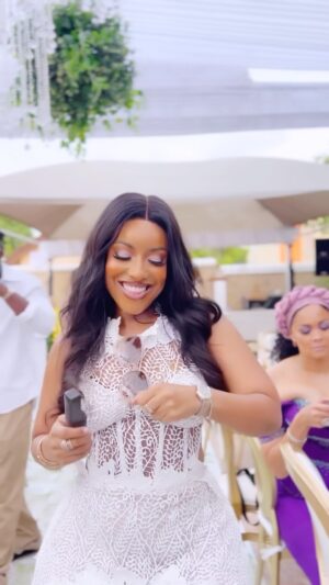 Joselyn Dumas Instagram - The song came up and I said chile hold my cocktail let me get a step in …. 🙃😍

#unavailablechallenge 
Music 🎶 by @davido