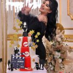 Jouman Kathem Instagram - يحكى ان في مثل هذا اليوم قبل ٢٧ عاماً و تحديدا التاريخ الموافق ٩/٩/١٩٩٦ في الساعة الـ ٢ ظهرا على وجه الدقّة . . ولدتُ انا و اتورط العالم وبس سلامة خيركم و ظلت بكيفكم 🤷🏻‍♀️😅🥹 . ‏ . #جمان_كاظم #شهد #سبتمبر #ميلادي #حفلة #ام_بي_سي_العراق #شاهد #المتمرد #العراق #عيدميلاد #
