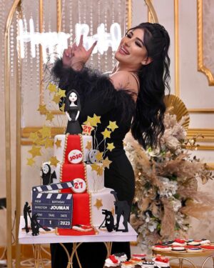 Jouman Kathem Instagram - يحكى ان في مثل هذا اليوم قبل ٢٧ عاماً و تحديدا التاريخ الموافق ٩/٩/١٩٩٦ في الساعة الـ ٢ ظهرا على وجه الدقّة . 
.

ولدتُ انا و اتورط العالم وبس سلامة خيركم و ظلت بكيفكم 🤷🏻‍♀️😅🥹

.

‏ .
#جمان_كاظم #شهد #سبتمبر #ميلادي #حفلة #ام_بي_سي_العراق #شاهد #المتمرد #العراق #عيدميلاد #