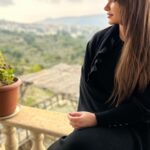 Jouman Kathem Instagram - لا تقل : سوف أفعل ، التسويف يرمي بك إلى القاع ، ابق صامتاً ، حتى تبلغ هدفك ، ثم ابتسم وقل : لقد فعلتها ♥️ . .. #جمان_كاظم #شهد #المتمرد #كواليس #كواليس_تصوير #شهد_واصيل #بيت_شهد #ام_بي_سي_العراق #مسلسلات_رمضان #رمضان_يجمعنا