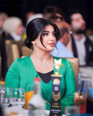 Jouman Kathem Instagram - ‎فخورة بتكريمي درع الابداع الفني مهرجان صدى المشاهير دوره الفنان الراحل فلاح ابراهيم عن دوري في مسلسل المتمرد🥹🇮🇶 🕊️شكرا لدعمكم و حبكم المستمر🤍🫶 

.

‎شكرا للاستاذ مهدي صالح مدير المهرجان والقائم على التنظيم بالحفل @mehdi.hjerank 
@sadaa_almashahir 
.

.

الفستان من @jouman.boutique 
المجوهرات @masa_sam 
ميك اب و شعر @de_dalya 

.
‎#جمان_كاظم #شهد #المتمرد #مسلسل_المتمرد #ام_بي_سي_العراق #شاهد #العراق #مهرجان #مهرجان_صدى_المشاهير
