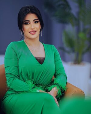 Jouman Kathem Instagram - ‎فخورة بتكريمي درع الابداع الفني مهرجان صدى المشاهير دوره الفنان الراحل فلاح ابراهيم عن دوري في مسلسل المتمرد🥹🇮🇶 🕊️شكرا لدعمكم و حبكم المستمر🤍🫶 

.

‎شكرا للاستاذ مهدي صالح مدير المهرجان والقائم على التنظيم بالحفل @mehdi.hjerank 
@sadaa_almashahir 
.

.

الفستان من @jouman.boutique 
المجوهرات @masa_sam 
ميك اب و شعر @de_dalya 

.
‎#جمان_كاظم #شهد #المتمرد #مسلسل_المتمرد #ام_بي_سي_العراق #شاهد #العراق #مهرجان #مهرجان_صدى_المشاهير