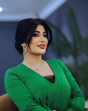 Jouman Kathem Instagram - ‎فخورة بتكريمي درع الابداع الفني مهرجان صدى المشاهير دوره الفنان الراحل فلاح ابراهيم عن دوري في مسلسل المتمرد🥹🇮🇶 🕊️شكرا لدعمكم و حبكم المستمر🤍🫶 

.

‎شكرا للاستاذ مهدي صالح مدير المهرجان والقائم على التنظيم بالحفل @mehdi.hjerank 
@sadaa_almashahir 
.

.

الفستان من @jouman.boutique 
المجوهرات @masa_sam 
ميك اب و شعر @de_dalya 

.
‎#جمان_كاظم #شهد #المتمرد #مسلسل_المتمرد #ام_بي_سي_العراق #شاهد #العراق #مهرجان #مهرجان_صدى_المشاهير