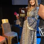 Jouman Kathem Instagram - صور من حفل تكريم نقابة الفنانين لـ كادر مسلسل المتمرد في ملتقى الشباب الرمضاني السينمائي بالتعاون مع صدى السينما والمسرح بحضور نقيب الفنانين و نخبه من الفنانين و وفد من وزارة الثقافة 🕊️🍃 الحمدلله 🤍 @awsstudiosofficial @awsalsharqi @salamarab21 @union_of_iraqi_artists . #جمان_كاظم #شهد #المتمرد #مسلسل_المتمرد #نقابة_الفنانين #شهد_واصيل #مسلسلات_رمضان #ام_بي_سي_العراق