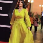Jouman Kathem Instagram - شنو رأيكم باـ إطلالتي المتواضعه 🤭⚜️ . . Jewlery : @abdullahsakkijhajewelry Make up : @makeup.rand Bag & shoes : @versace Style by me 😍❤️‍🔥 Photo credit : @yassir.ali_official