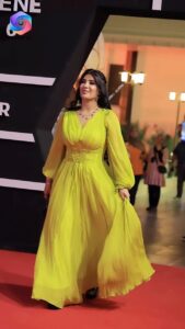 Jouman Kathem Instagram - شنو رأيكم باـ إطلالتي المتواضعه 🤭⚜️ . . Jewlery : @abdullahsakkijhajewelry Make up : @makeup.rand Bag & shoes : @versace Style by me 😍❤️‍🔥 Photo credit : @yassir.ali_official