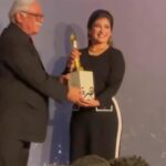 Jouman Kathem Instagram - شكرا من القلب لكل من ساهم بـ نجاح مهرجان نجوم بلا حدود بدورته الثامنه دورة الفنانة القديرة فوزية حسن .. شكرا لنقابة الفنانين على تشجيعها ودعمها الدائم و المستمر و شكرا الكم انتوا على تصويتكم و محبتكم و ان شاءالله نكون كد المسؤولية الي دتحملونا اياها و نقدملكم احسن ما عدنا 🕊️🌿🤍 افضل ممثلة شابة عن دور شهد في مسلسل المتمرد 🫶 —————— #جمان #تكريم #نجوم_بلا_حدود