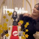 Jouman Kathem Instagram - اتممت انا ٢٧ عاماً ، ممتنه جداً للعشرينات والحمدلله على مافات وماهو آت .. ‏اللهم اخلفني على كل هزايمي وعلى كل ما سلب مني خيراً…. ‏كل عام وانا احمد الله على نعمه التى لا تعد ولا تحصى ‏كل عام وانا ونفسي واحلامي والطفلة التي لن تكبر بداخلي أبداً بخير♥️ ٩/٩/١٩٩٦ 👸🏻 ‏ . #جمان_كاظم #ميلادي #عيدميلاد # #ام_بي_سي_العراق #حفلة #شهد #العراق #عشرينية .