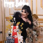 Jouman Kathem Instagram - يحكى ان في مثل هذا اليوم قبل ٢٧ عاماً و تحديدا التاريخ الموافق ٩/٩/١٩٩٦ في الساعة الـ ٢ ظهرا على وجه الدقّة . . ولدتُ انا و اتورط العالم وبس سلامة خيركم و ظلت بكيفكم 🤷🏻‍♀️😅🥹 . ‏ . #جمان_كاظم #شهد #سبتمبر #ميلادي #حفلة #ام_بي_سي_العراق #شاهد #المتمرد #العراق #عيدميلاد #