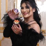 Jouman Kathem Instagram - يحكى ان في مثل هذا اليوم قبل ٢٧ عاماً و تحديدا التاريخ الموافق ٩/٩/١٩٩٦ في الساعة الـ ٢ ظهرا على وجه الدقّة . . ولدتُ انا و اتورط العالم وبس سلامة خيركم و ظلت بكيفكم 🤷🏻‍♀️😅🥹 . ‏ . #جمان_كاظم #شهد #سبتمبر #ميلادي #حفلة #ام_بي_سي_العراق #شاهد #المتمرد #العراق #عيدميلاد #