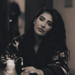 Jouman Kathem Instagram - الكل يفتقد النسخة القديمة من نفسه .. رغم انها كانت اغبى وأجهل كثيرا لكنها .. كانت اكثر سعادة … جمال الأشياء القديمة لا يختفي 🤍🖤 . . . #جمان #جمان_كاظم #jouman #jouman_kathem #jouman_kathem_official #whiteblack #old #اكسبلور_explore