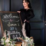 Jouman Kathem Instagram - يحكى ان في مثل هذا اليوم قبل ٢٧ عاماً و تحديدا التاريخ الموافق ٩/٩/١٩٩٦ في الساعة الـ ٢ ظهرا على وجه الدقّة . . ولدتُ انا و اتورط العالم وبس سلامة خيركم و ظلت بكيفكم 🤷🏻‍♀️😅🥹 . ‏ . #جمان_كاظم #شهد #سبتمبر #ميلادي #حفلة #ام_بي_سي_العراق #شاهد #المتمرد #العراق #عيدميلاد #