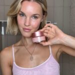 Joy Corrigan Instagram - If you loved bedazzled jeans 💎, had a favorite ringtone 🎵, and your besties on MySpace top 8 😎, then the @clarinsusa Multi Active Day & Night Cream is for you, y2k girlie 💁🏼‍♀️The Multi-Active Cream millennial skin hero! #skincare #30sskincareroutine #antiaging #CLARINSMULTIACTIVE #CLARINSPARTNER