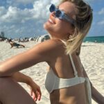 Joy Corrigan Instagram - 🏖️🐥