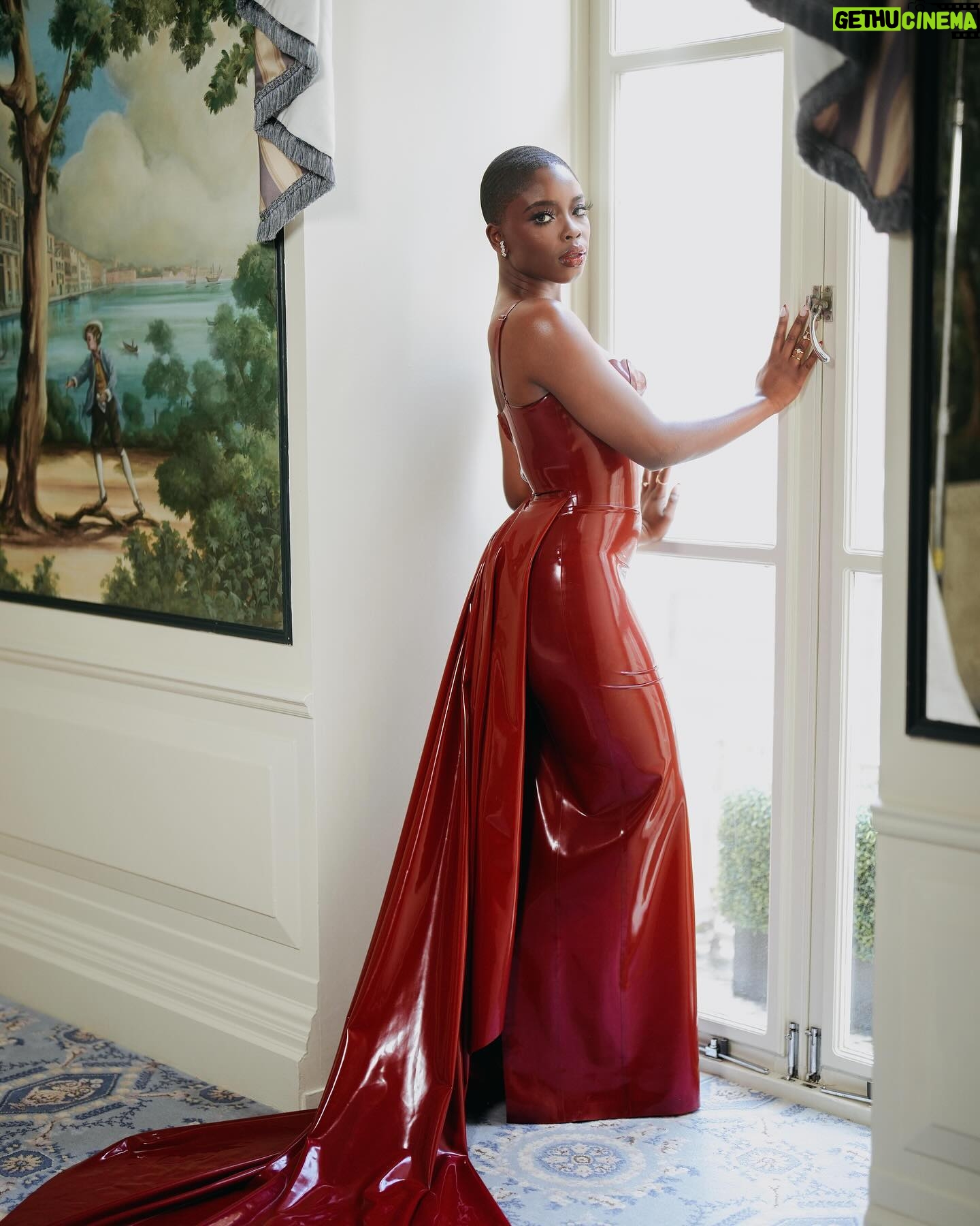 Joy Sunday - 3 Likes - a bloody good time at the BAFTAs 🩸♥️
what a night. thank you to @lancomeofficial 🥰
my deepest love and gratitude to the visionary @godarrylgo and the masterful @officialsheiks #daleybeat
hair by @sachamass of course! 💞💞
photos by new faves @nishajohny @jonathanjacobs_ 😘
@theledecompany ❤️
#baftas #joysunday #redcarpet