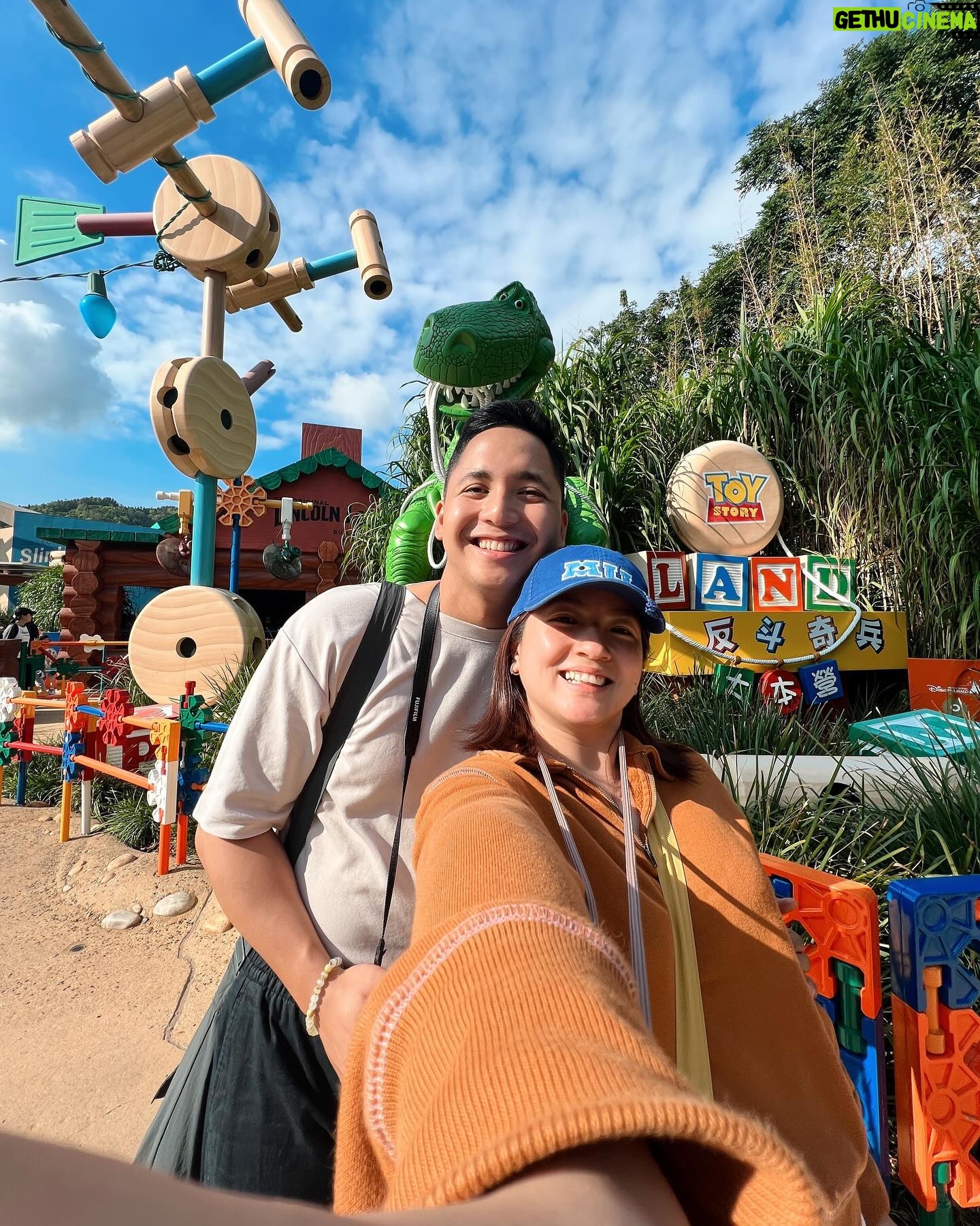 Joyce Ching Instagram - Napagod ako sa Disneyland, pero ang saya ko at nakakaiyak ang fireworks. That’s all thank you. 🤘🏼 At nahanap ko nga pala ang MU hat na matagal ko na gusto. SKL