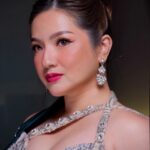 Joyce Ching Instagram - ✨Closer look ✨ #GMAGala2023 Makeup: @belle.doesmakeup Assisted by: Jona Hair: @lorenzoautor Styling: @ohmariaglaiza Assisted by: Bella Designer: @panganibanreymon