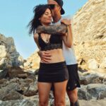 Joyce Ilg Instagram - Was ich an dir liebe, Babe: Alles! Dich, im Ganzen, mit allem, was du mitbringst! ❤🫂 Und mit dir fühlt sich alles so leicht an! Wir können zusammen albern sein und zusammen weinen. Füreinander stark sein und voreinander schwach sein. Wir können über alles reden, ohne uns gegenseitig anzugreifen und ohne uns vom anderen angegriffen zu fühlen. Wir lösen alle vermeintlichen Probleme mit spielerischer Leichtigkeit. Und hinterher freuen wir uns immer, dass wir wie immer keinen heftigen Streit hatten 😂, sondern wieder etwas gelöst haben und jeder sein Päckchen, was er durchs Leben trägt, wieder etwas verkleinern konnte durch unsere wundervollen, verständnisvollen Gespräche. Danke, dass ich einen Menschen wie dich in meinem Leben haben darf! Ich wünschte alle Paare würden so miteinander umgehen wie wir, wie du mit mir. Du bist einfach wow! Tipp an alle Paare da draußen: Hört euch gegenseitig richtig zu, versucht den anderen zu verstehen und versucht euch selbst dem anderen so zu zeigen wie ihr seid und fühlt. Versucht den anderen nicht anzugreifen dabei. Beispiel: Statt die eigenen Gefühle auszudrücken mit: "Ich bin sauer, weil du kacke warst" lieber etwas ohne Angriff sagen, damit der andere nicht in die Gegenwehr geht und dann vielleicht kein respektvolles Gespräch mehr möglich ist. Also quasi lieber das eigene Innere schildern und etwas sagen wie "Deine Worte haben mich verletzt, weil es sich anfühlt als ob du...". Dann kann man darüber reden, ob es wirklich so gemeint war vom anderen oder vielleicht auch nicht. Der andere kann dann sagen, warum er vielleicht so reagiert hat, vielleicht sogar, weil er vorher verletzt war wegen etwas und man kann gegenseitige Empathie aufbringen. Oft klärt sich dann alles von alleine, weil man merkt, dass man nur nicht gerafft hat, was beim anderen innerlich vor sich geht. Oft löst man mit solchen Gesprächen tiefsitzende, alte Muster, die man meist seit der Kindheit mit sich rumschleppt. Quasi automatische, gemeinsame Schattenarbeit. Also bei Patrick & mir funktioniert das super 🤍