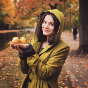 Joyce Ilg Instagram - *Werbung 🍁🍂🍏❤ fall in love with fall 🍁🍂🍏❤
Ich liebe die goldenen Herbstspaziergänge, vor allem mit Susi und Shanny 😊. Falls ihr das auch fühlt, könnt ihr mit euren tollen Herbstbildern vom 25.-31.10. an der Herbstgefühle-Challenge von @samsunggermany teilnehmen, indem ihr die Hashtags #SCWherbstgefühle und #SamsungGermany nutzt. Weitere Infos findet ihr in meiner Story. Es gibt u.a. ein paar Samsung Produkte zu gewinnen.
#GalaxyZFold3 #withGalaxy #TeamGalaxy