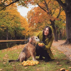 Joyce Ilg Instagram - *Werbung 🍁🍂🍏❤ fall in love with fall 🍁🍂🍏❤
Ich liebe die goldenen Herbstspaziergänge, vor allem mit Susi und Shanny 😊. Falls ihr das auch fühlt, könnt ihr mit euren tollen Herbstbildern vom 25.-31.10. an der Herbstgefühle-Challenge von @samsunggermany teilnehmen, indem ihr die Hashtags #SCWherbstgefühle und #SamsungGermany nutzt. Weitere Infos findet ihr in meiner Story. Es gibt u.a. ein paar Samsung Produkte zu gewinnen.
#GalaxyZFold3 #withGalaxy #TeamGalaxy