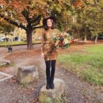 Joyce Ilg Instagram - Ich bin ein Herbstkind! 🍂🍁 Im goldenen Oktober bin ich zur Welt gekommen. Und ich liebe diese Jahreszeit. Auch wenn ich meinen Geburtstag nie richtig draußen feiern & ne Gartenparty schmeißen konnte 😂. Und auch mit dem Älterwerden hab ich früher ein Problem gehabt, weswegen ich oft nicht wollte, dass der Sommer endet. Schon an meinem 20. Geburtstag hab ich geweint, weil ich kein Teenager mehr war. Aber mittlerweile -paradoxerweise umso älter ich werde- hab ich weniger ein Problem damit. Denn das Älterwerden entpuppte sich als wundervolle Reise, bei der ich die Zeit nicht mehr zurückdrehen wollen würde. 💫❤⏳