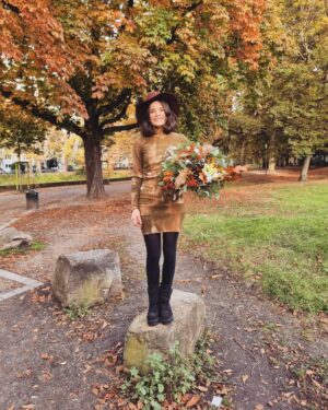 Joyce Ilg Instagram - Ich bin ein Herbstkind! 🍂🍁 Im goldenen Oktober bin ich zur Welt gekommen. Und ich liebe diese Jahreszeit. Auch wenn ich meinen Geburtstag nie richtig draußen feiern & ne Gartenparty schmeißen konnte 😂. Und auch mit dem Älterwerden hab ich früher ein Problem gehabt, weswegen ich oft nicht wollte, dass der Sommer endet. Schon an meinem 20. Geburtstag hab ich geweint, weil ich kein Teenager mehr war. Aber mittlerweile -paradoxerweise umso älter ich werde- hab ich weniger ein Problem damit. Denn das Älterwerden entpuppte sich als wundervolle Reise, bei der ich die Zeit nicht mehr zurückdrehen wollen würde. 💫❤⏳