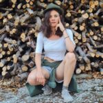 Joyce Ilg Instagram - Kein Holz vor der Hütte, aber dahinter...