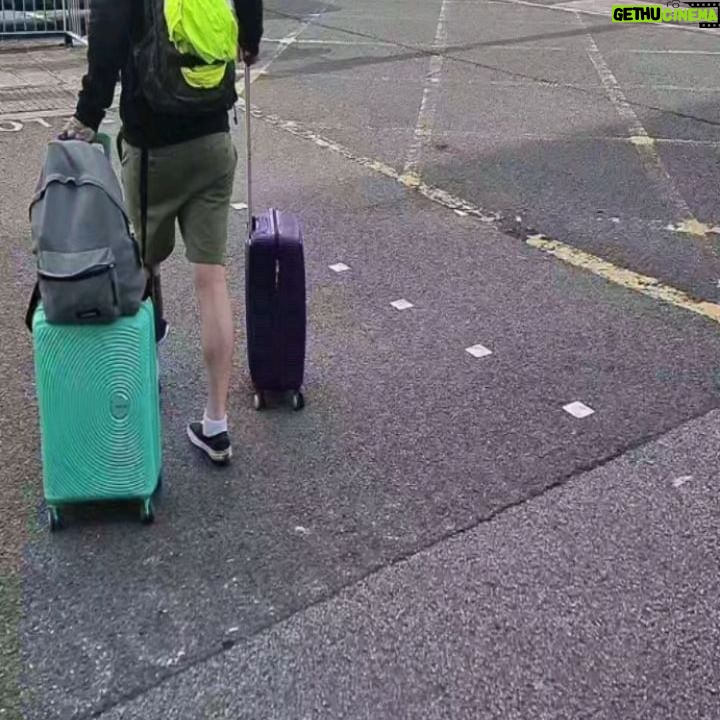 Joyce Ilg Instagram - England Sommer 2023 ☀️🌧 1. Bath, UK 2. Ich habs einfach immer wieder verteilt, wo ich als Fahrerin im Auto einsteigen muss 😂 3. Hatte meine Fuchs-Regenjacke dabei 4. Im Kornkreis in Südengland 5. Im Lidl in Südengland 😂 6. Ankunft in London 7. Wir verstoßen gegen die Regeln 8. Beatles Walk 9. Soho 10. Mit Olgu, einem meiner besten Freunde, bei dem wir in London gepennt haben