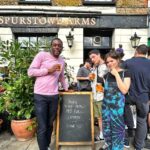 Joyce Ilg Instagram - England Sommer 2023 ☀️🌧 1. Bath, UK 2. Ich habs einfach immer wieder verteilt, wo ich als Fahrerin im Auto einsteigen muss 😂 3. Hatte meine Fuchs-Regenjacke dabei 4. Im Kornkreis in Südengland 5. Im Lidl in Südengland 😂 6. Ankunft in London 7. Wir verstoßen gegen die Regeln 8. Beatles Walk 9. Soho 10. Mit Olgu, einem meiner besten Freunde, bei dem wir in London gepennt haben