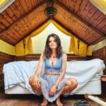 Joyce Ilg Instagram – Ich liebe Camping, aber diesmal war es Glamping… 😍 eine Zelthütte mit einem riesigen, gemütlichen Bett drin! Campt ihr gerne? Glampt ihr lieber? Oder nix von beidem? 😂 

#camping #glamping #Faro #Portugal #travel