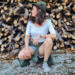 Joyce Ilg Instagram - Kein Holz vor der Hütte, aber dahinter...