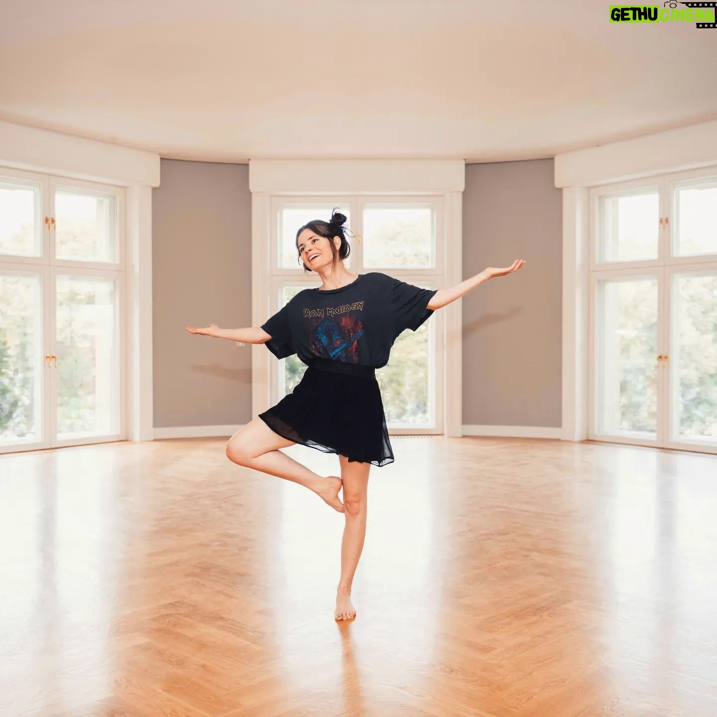 Joyce Ilg Instagram - I just dance the way I feel... Das kann auch mal Ballett zu Iron Maiden sein 😂💪👯♀️ Foto 📷 by @susanne_horn 🤍 #dance #happiness #ballerina #metallover