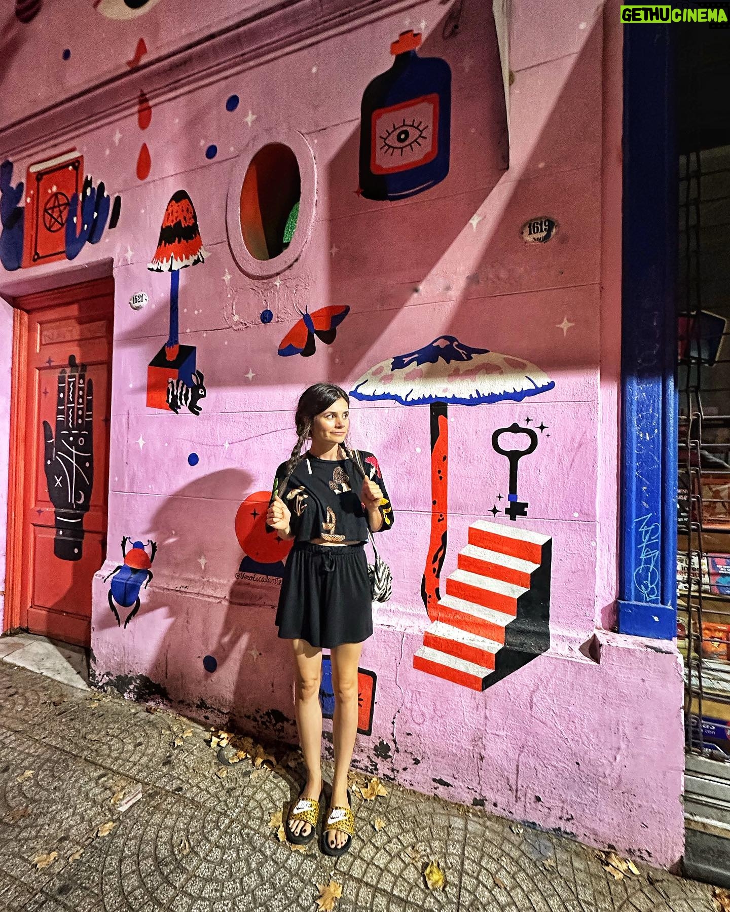 Joyce Ilg Instagram - Ich liebe die #Wandmalereien an jeder Straßenecke in #Südamerika ❤️🍄 Die Straßen sind so bunt hier & es gibt so viel fürs Auge, da könnte sich das triste, graue Deutschland mal ne Scheibe abschneiden! 😂 Ich liebs hier richtig doll! Aber ich werde es auch so lieben nach 6 Wochen wieder in meinem Zuhause anzukommen. So lang war ich seit den Sommerferien in meiner Kindheit nicht mehr auf Reisen. Worauf ich mich seeeehr freuen werde (neben all meinen Engeln, die ich wiedersehe)? Nicht im Restaurant zu essen, sondern selbst zu kochen. 😂 Ich feier mein eigenes Essen! Ich gehe in Köln soooo selten auswärts essen und jetzt einfach anderthalb Monate lang jeden Tag. Hahaha. #streetart #Kunst #SouthAmerica